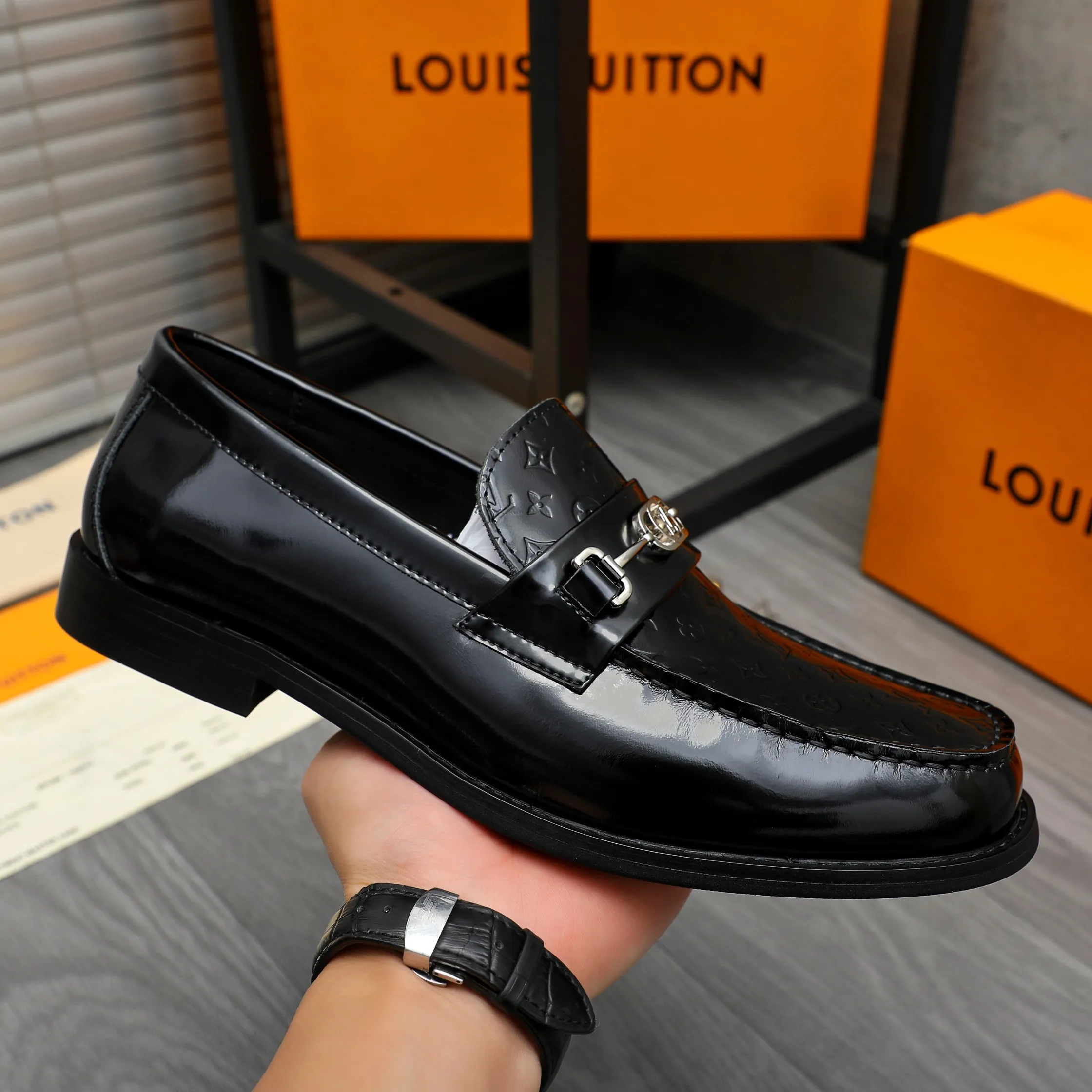 Men's shoes 💰p460 Product trademark: LV (Louis Vuitton) business slip-on leather shoes. Regular size: 38-45 (45 is custom-made and non-returnable) Product materials: Selected high-quality pearlescent embossed cowhide upper, cowhide lining, original rubber outsole